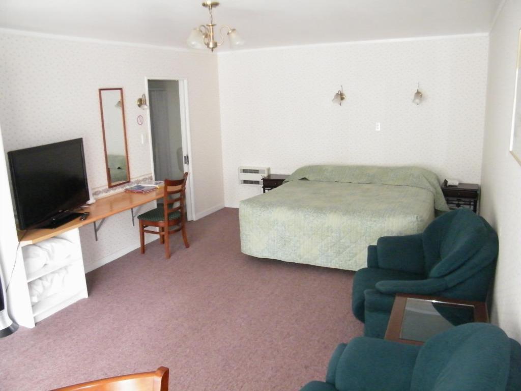 Colonial City Motel Hamilton Room photo