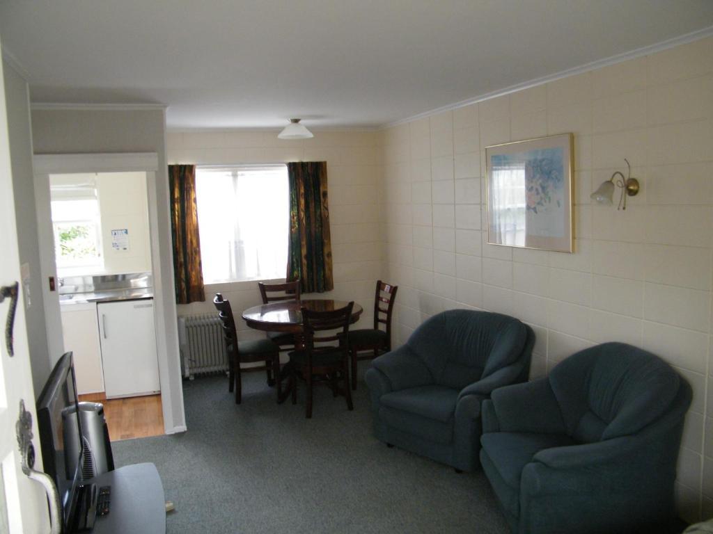 Colonial City Motel Hamilton Room photo