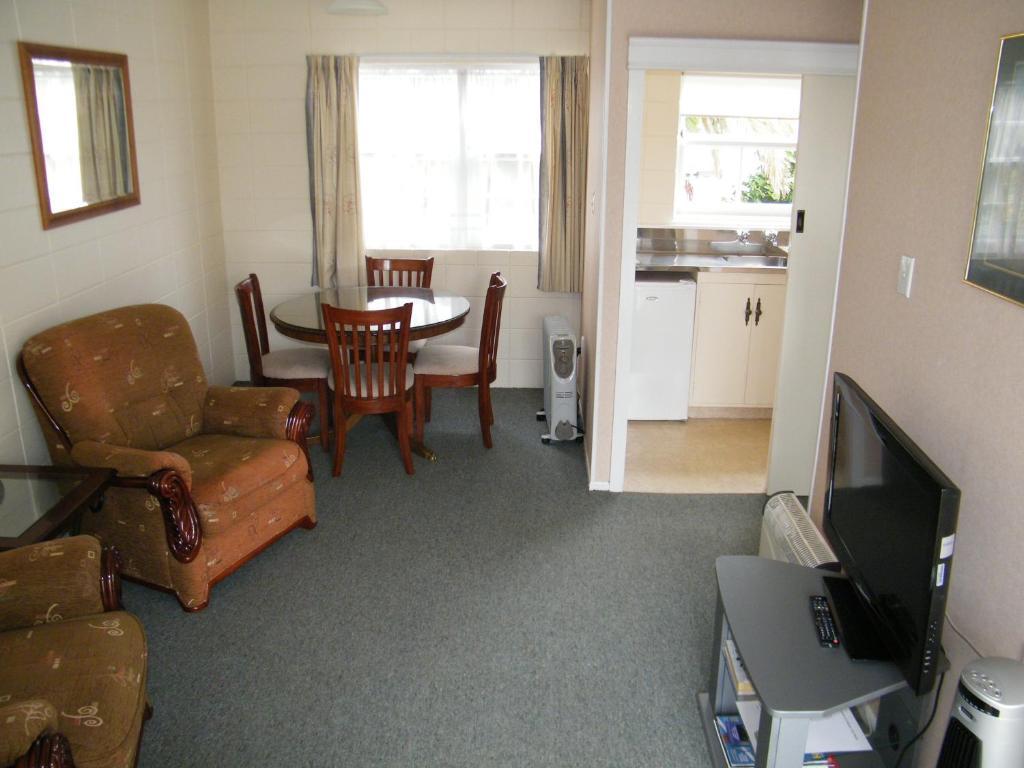Colonial City Motel Hamilton Room photo
