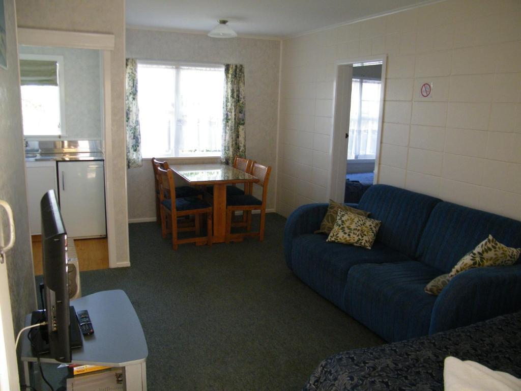 Colonial City Motel Hamilton Room photo
