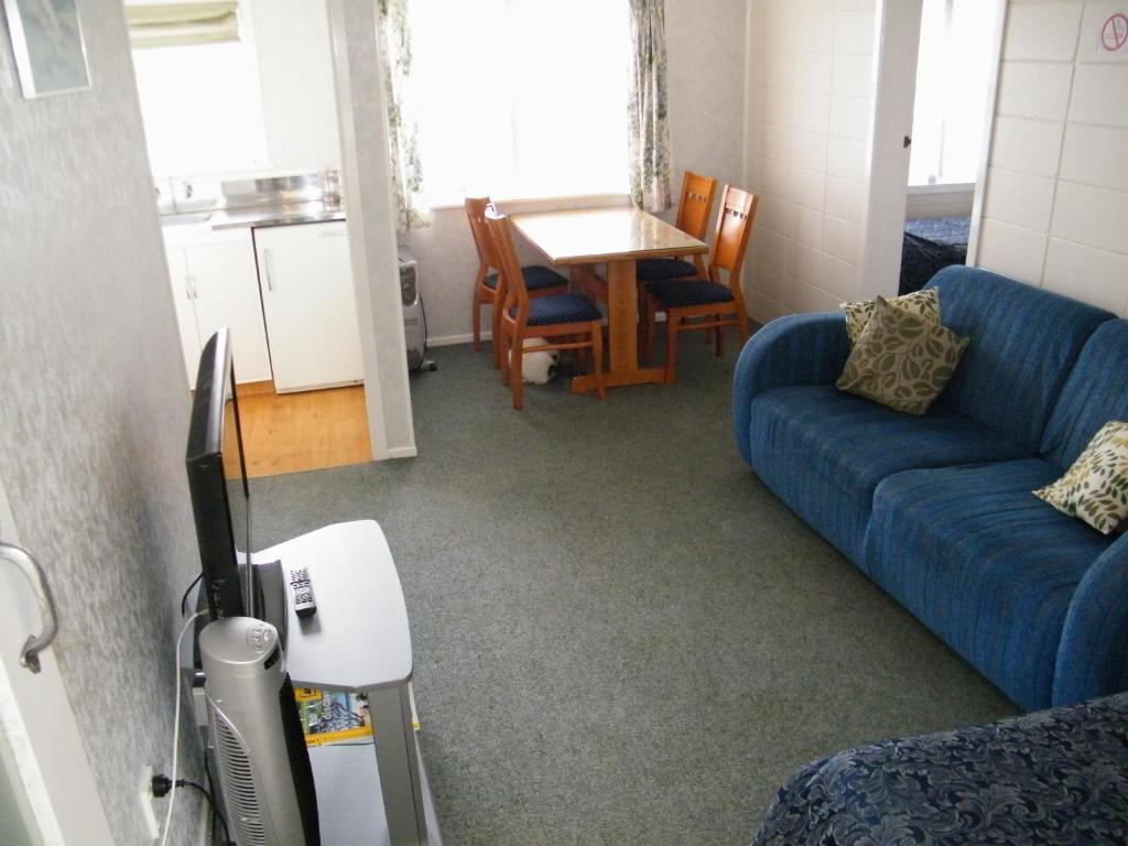Colonial City Motel Hamilton Room photo