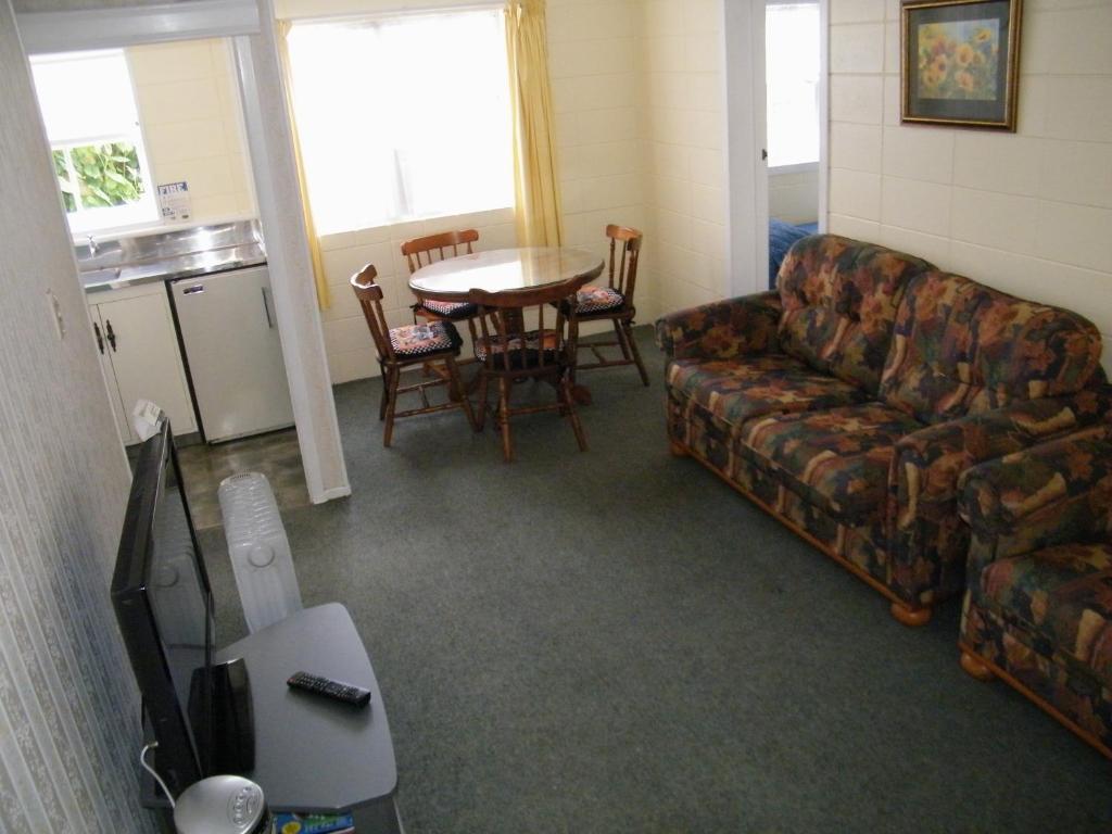 Colonial City Motel Hamilton Room photo