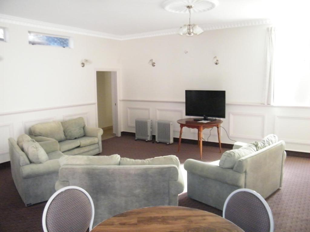 Colonial City Motel Hamilton Room photo