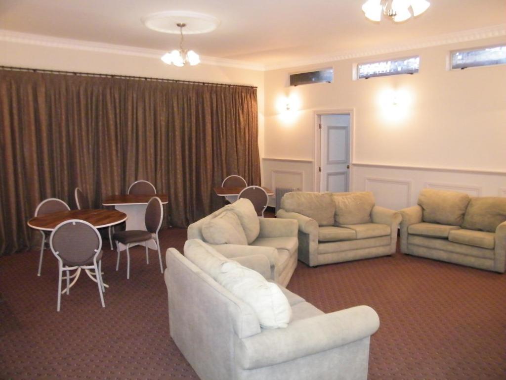 Colonial City Motel Hamilton Room photo