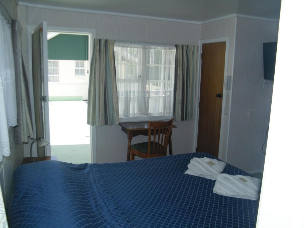 Colonial City Motel Hamilton Room photo